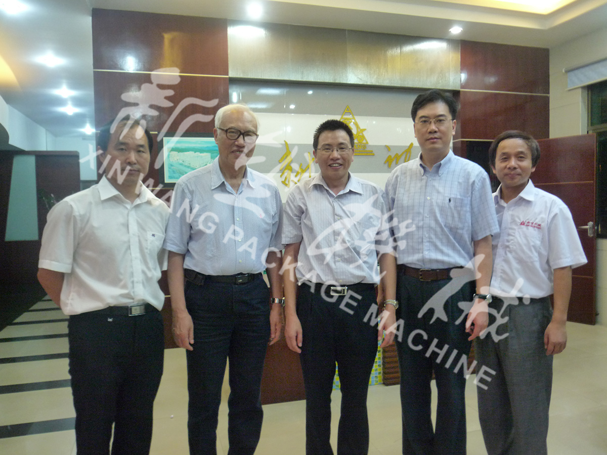 中國工程院院士段正澄、中國工程院院士、華中科技大學黨委書記邵新宇、廣東省智能機器人研究院院長張國軍一行蒞臨新望公司考察指導